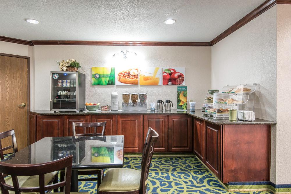 Quality Suites Kansas City International Airport מראה חיצוני תמונה