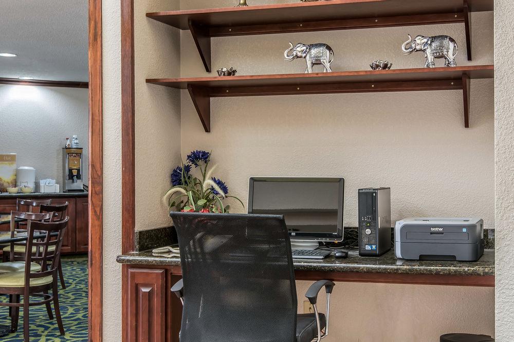 Quality Suites Kansas City International Airport מראה חיצוני תמונה