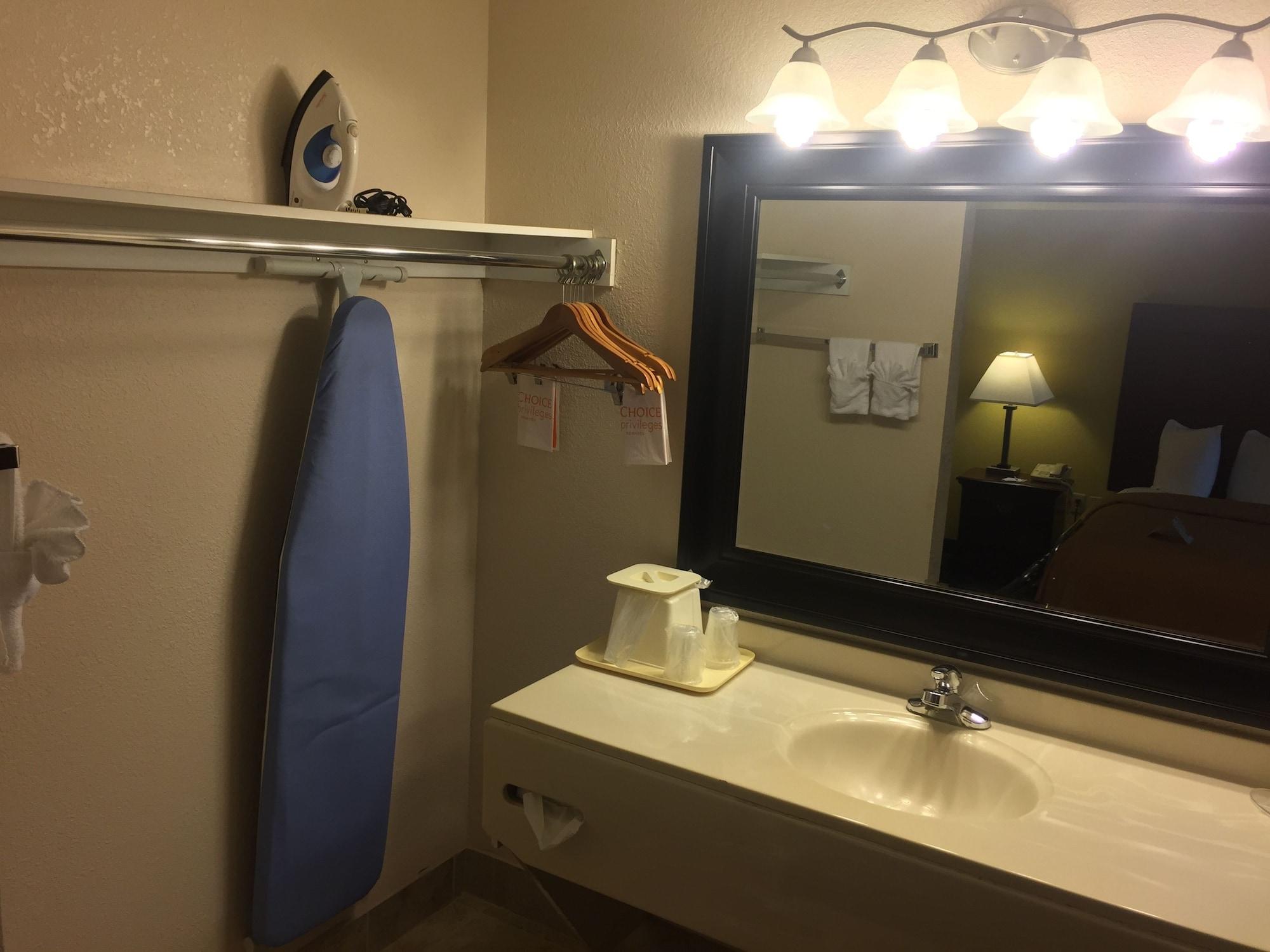 Quality Suites Kansas City International Airport מראה חיצוני תמונה