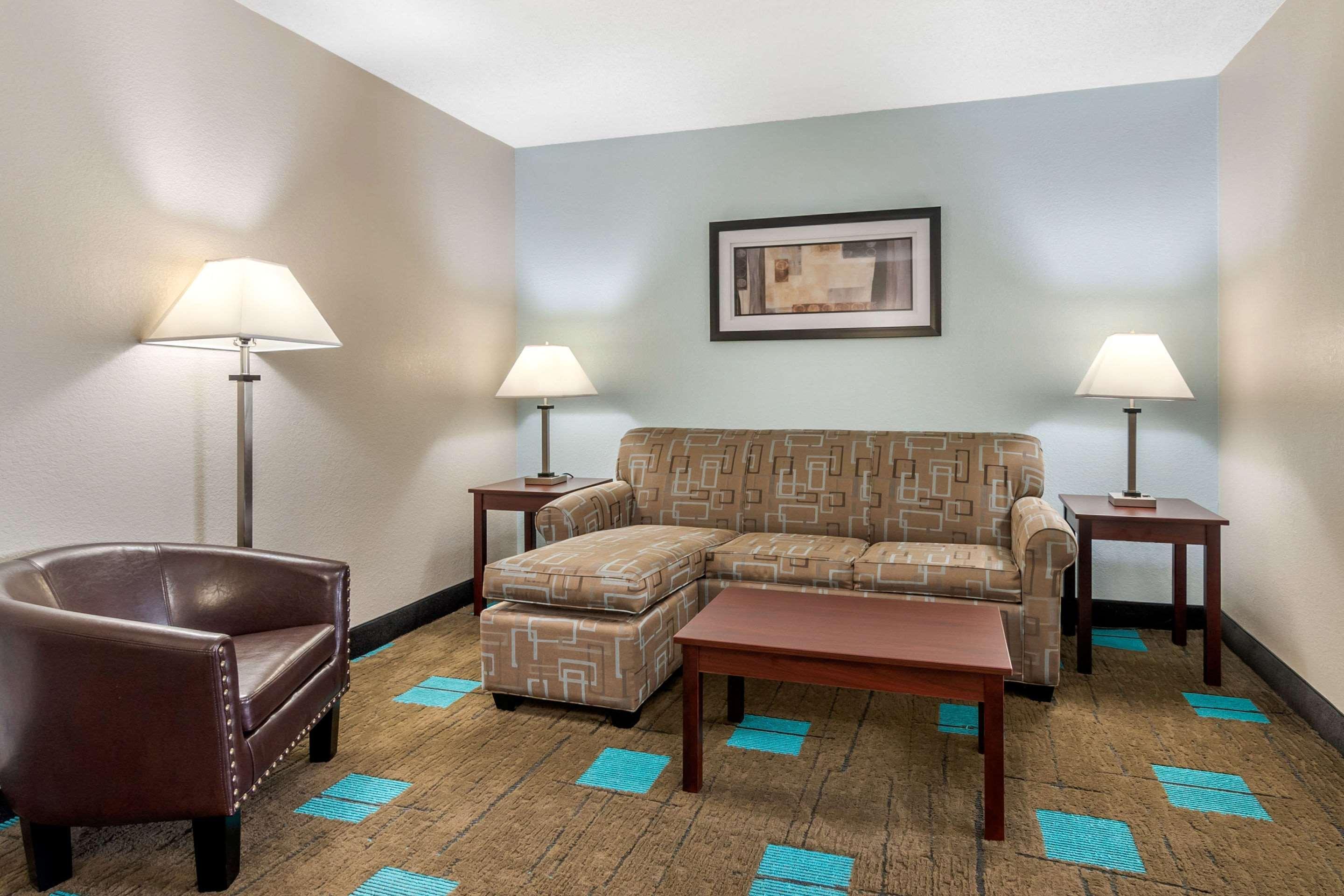 Quality Suites Kansas City International Airport מראה חיצוני תמונה
