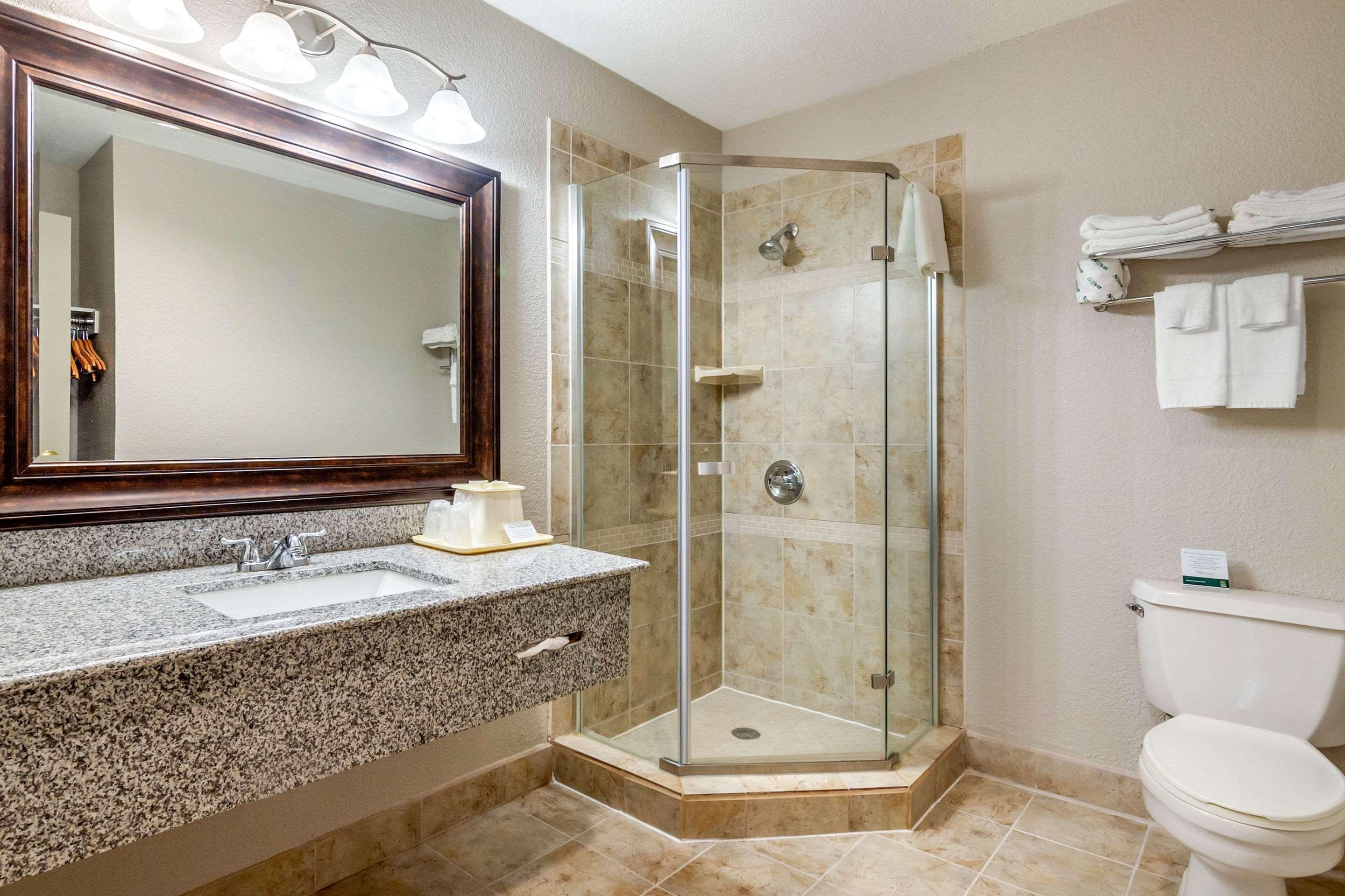 Quality Suites Kansas City International Airport מראה חיצוני תמונה