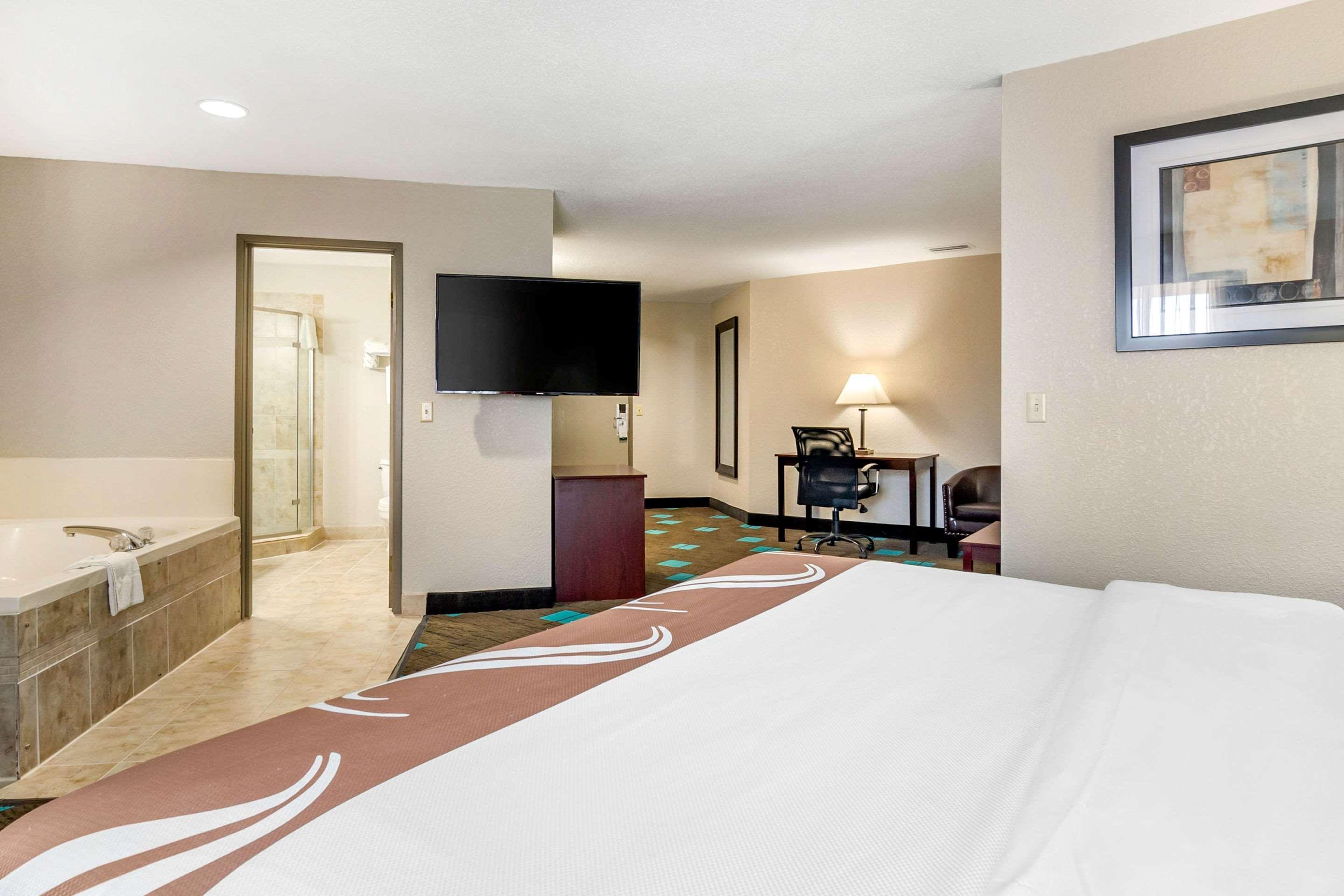 Quality Suites Kansas City International Airport מראה חיצוני תמונה