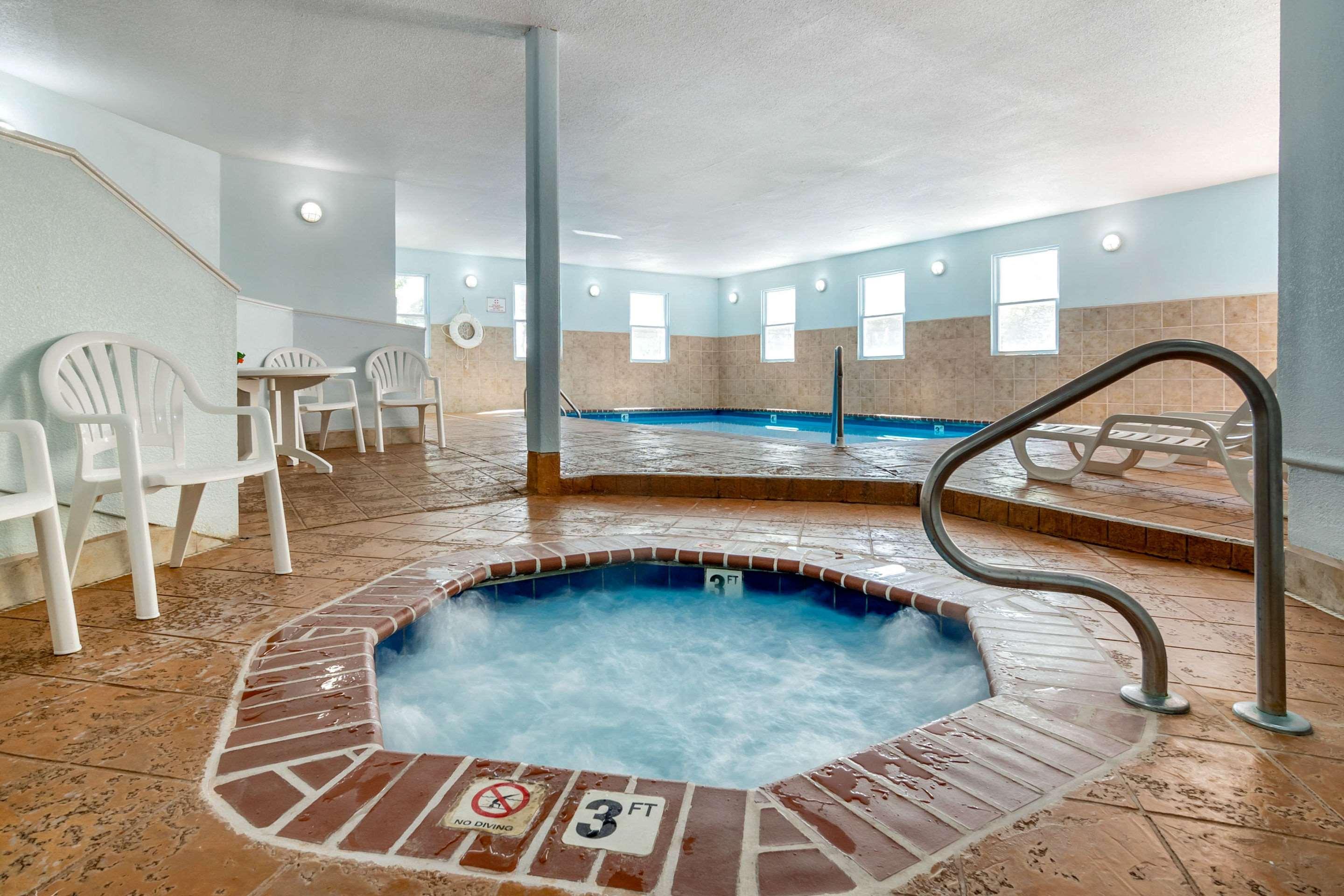Quality Suites Kansas City International Airport מראה חיצוני תמונה