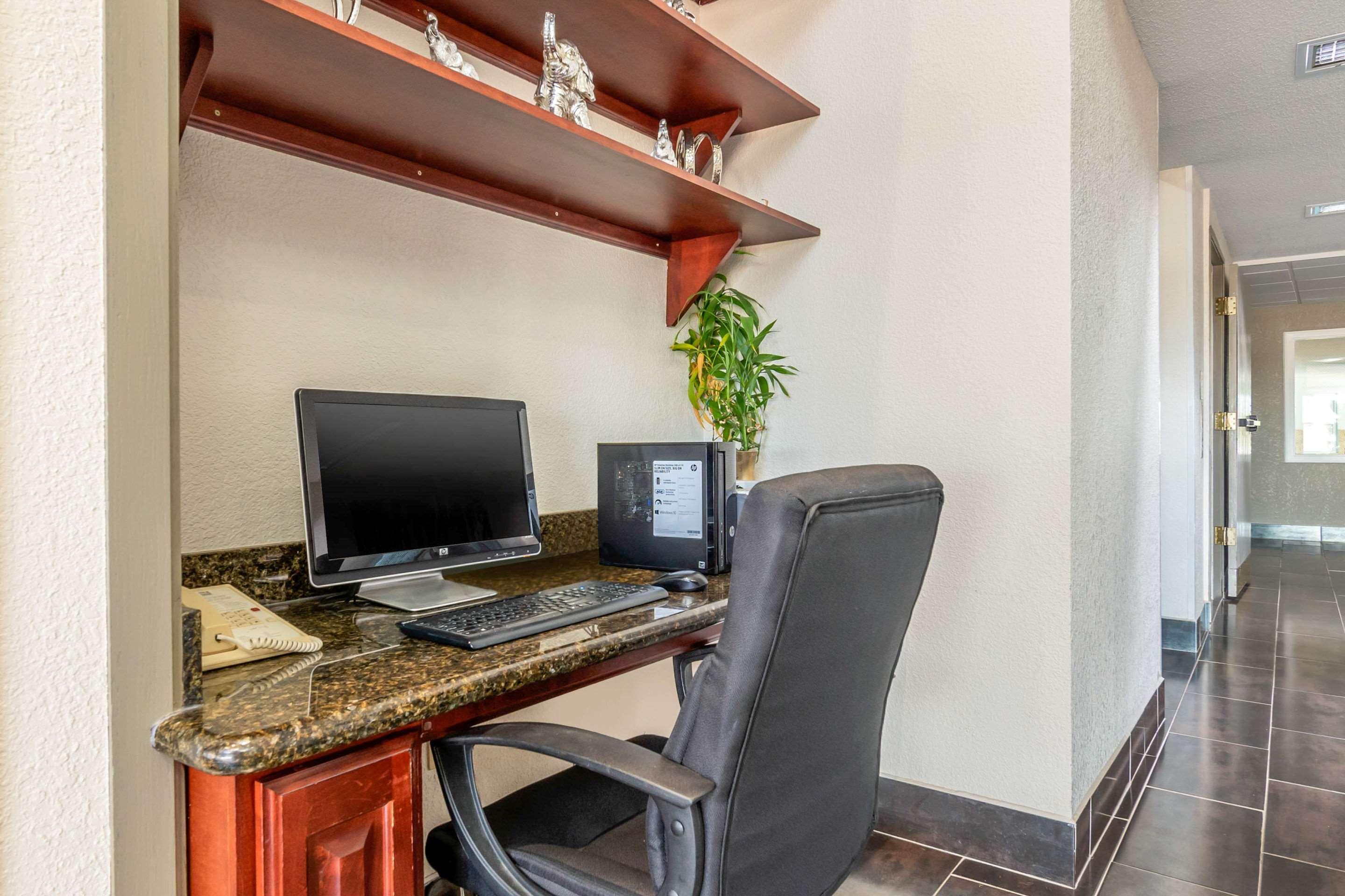Quality Suites Kansas City International Airport מראה חיצוני תמונה