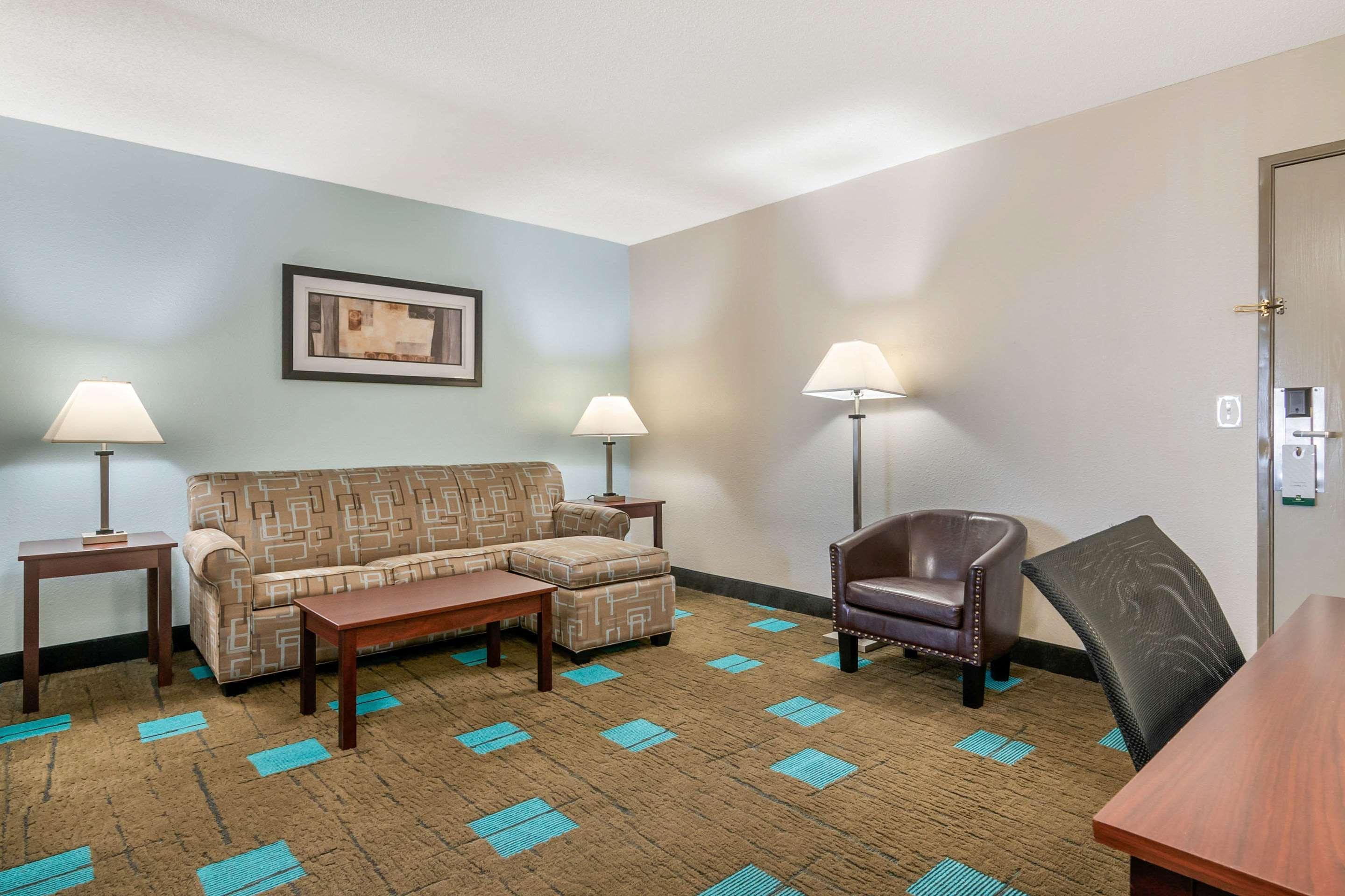 Quality Suites Kansas City International Airport מראה חיצוני תמונה