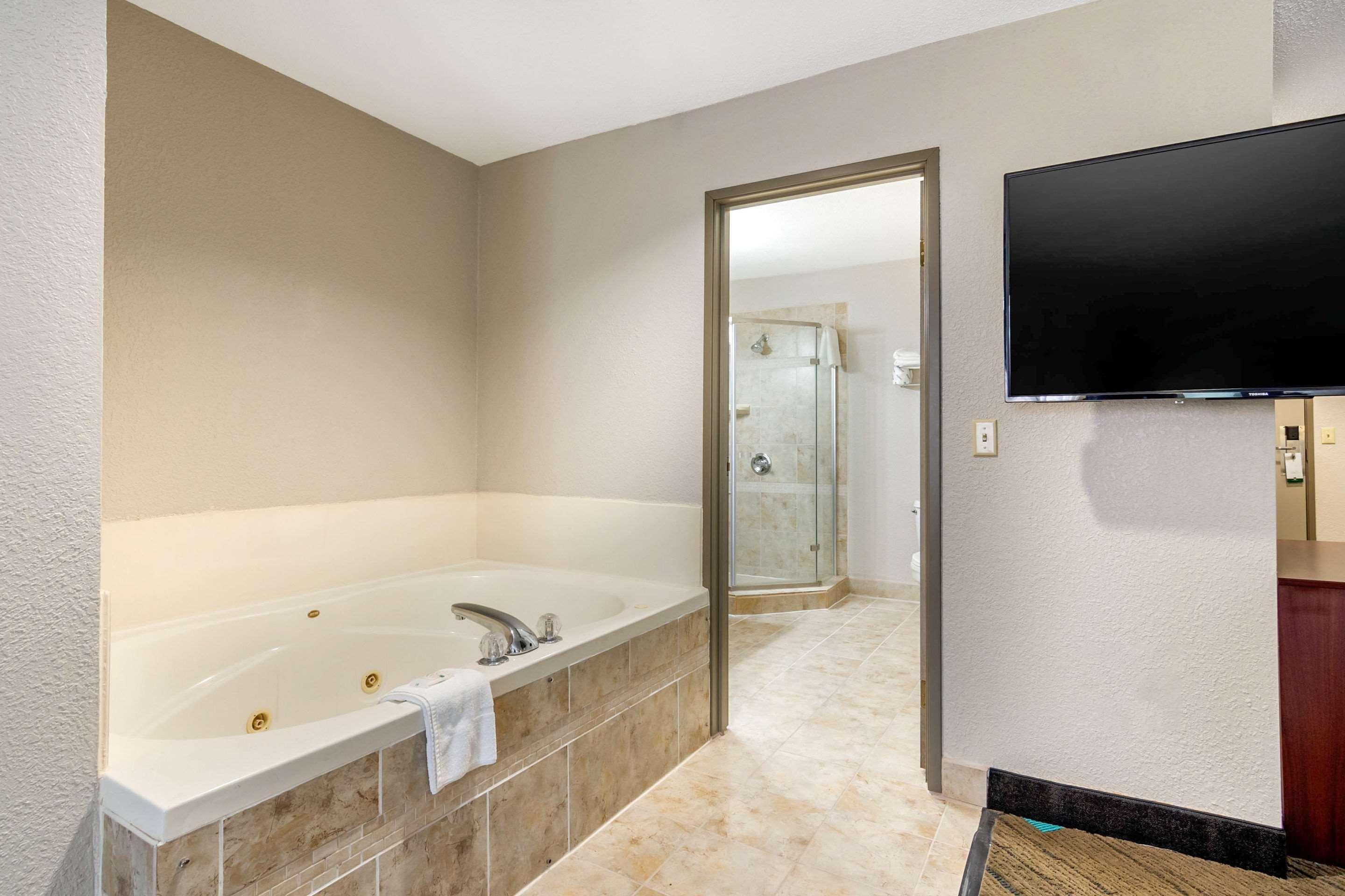 Quality Suites Kansas City International Airport מראה חיצוני תמונה