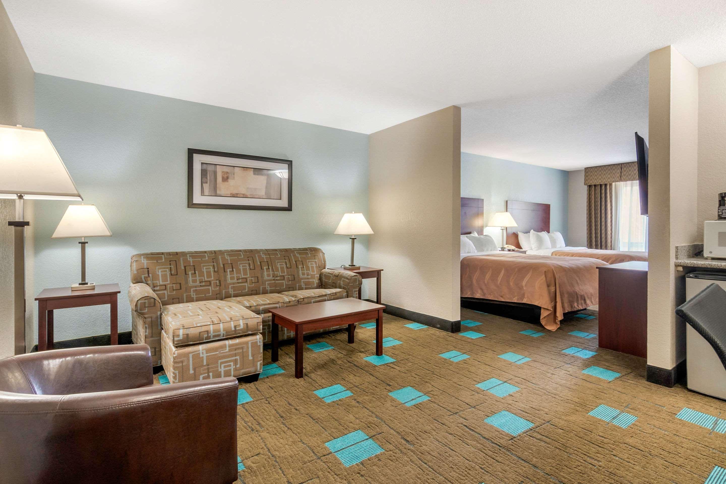 Quality Suites Kansas City International Airport מראה חיצוני תמונה