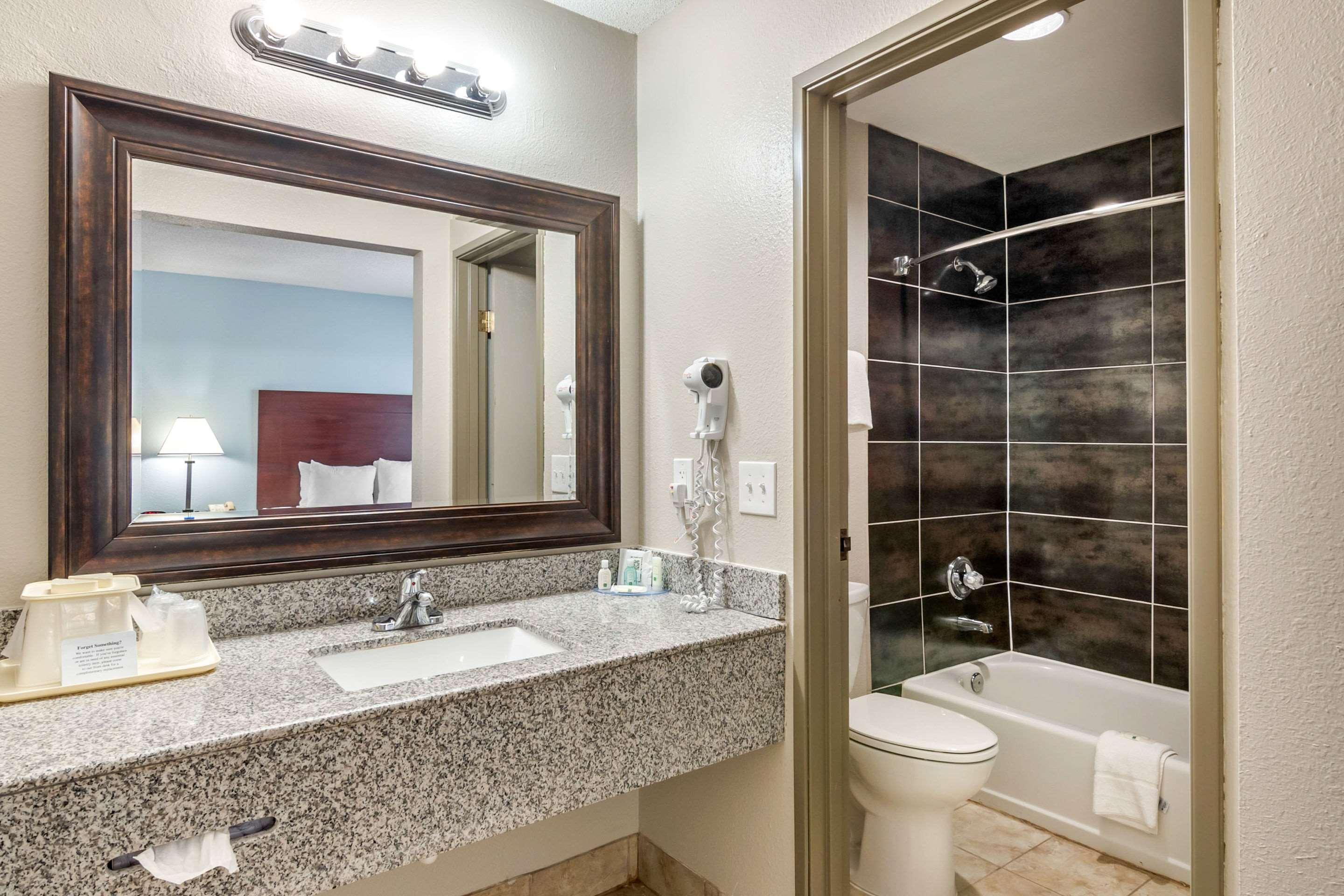 Quality Suites Kansas City International Airport מראה חיצוני תמונה