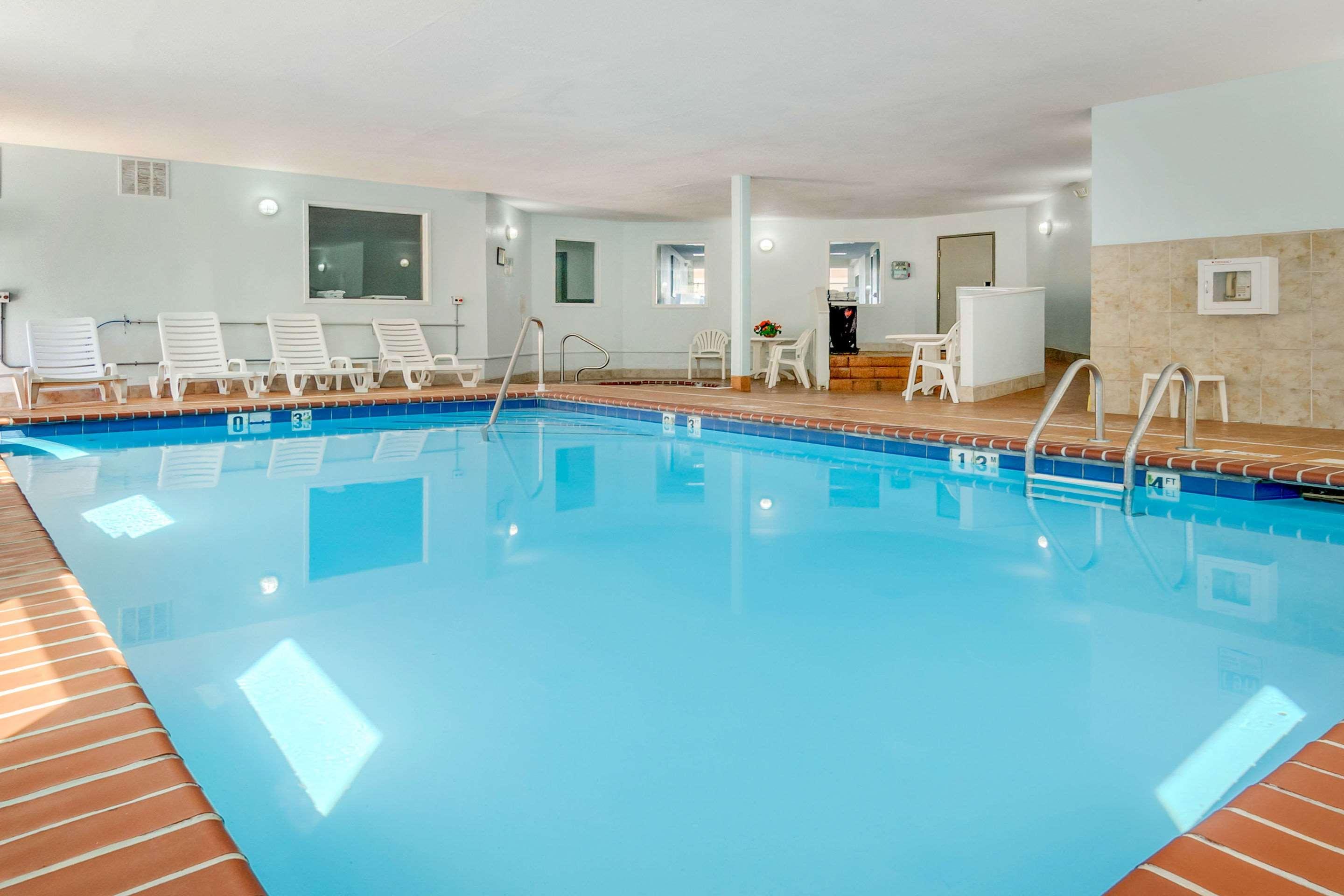 Quality Suites Kansas City International Airport מראה חיצוני תמונה