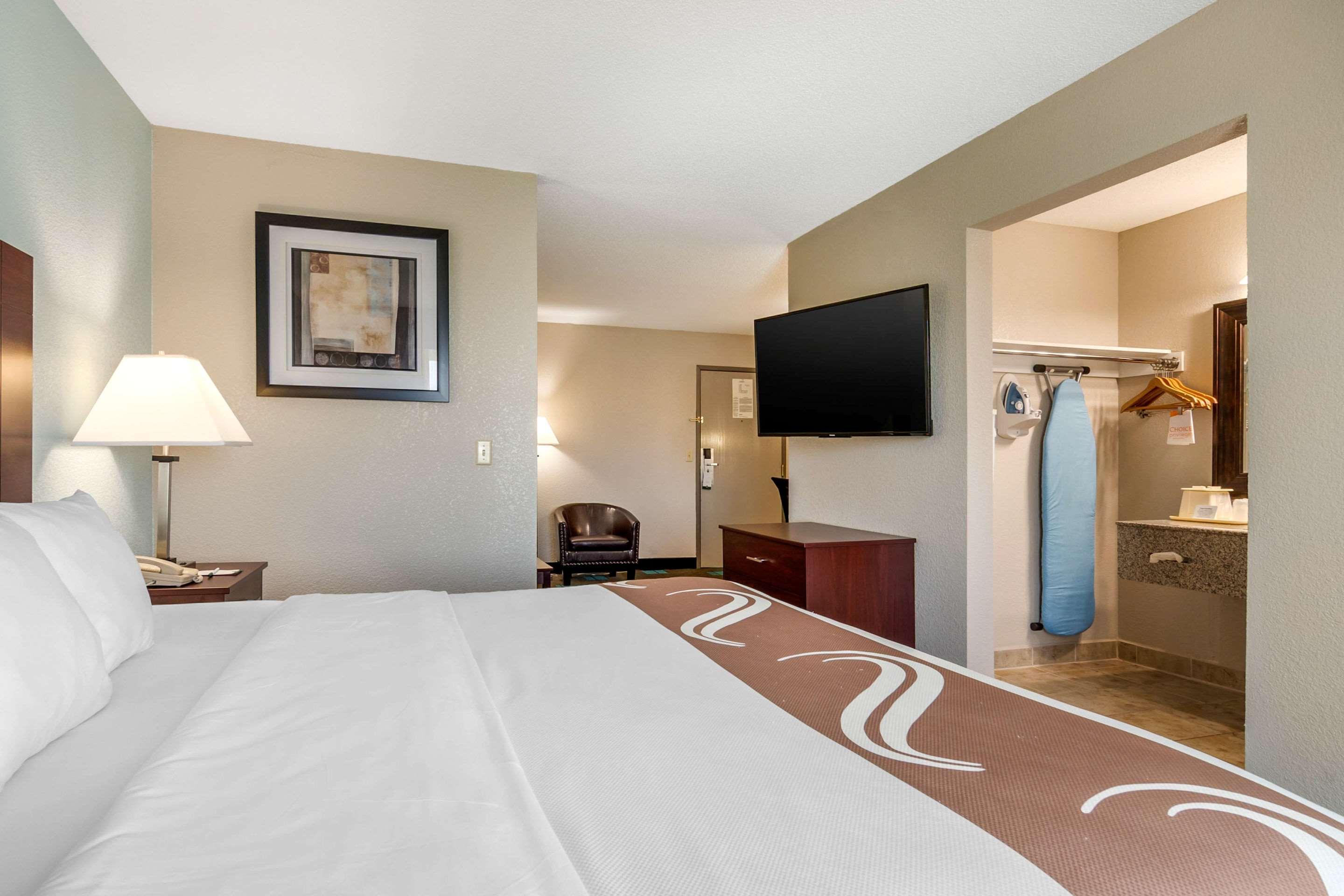 Quality Suites Kansas City International Airport מראה חיצוני תמונה