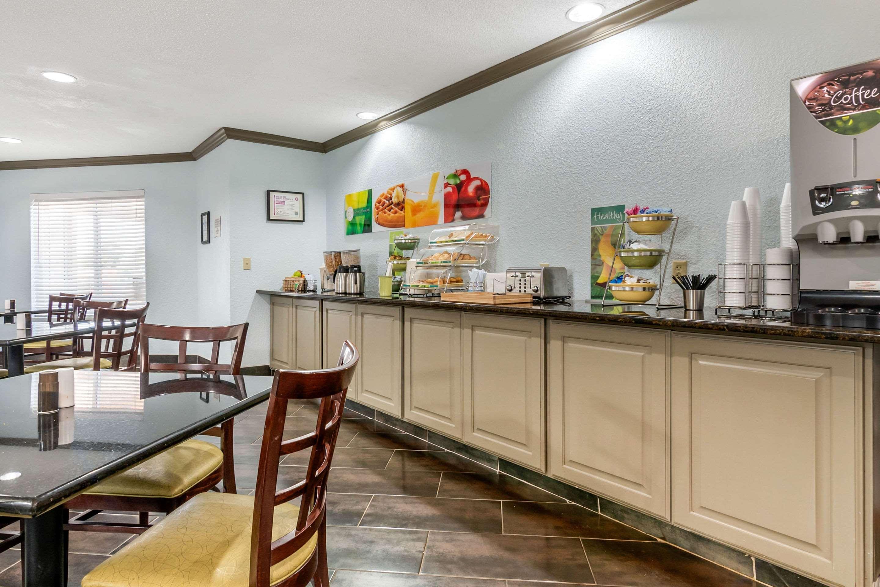 Quality Suites Kansas City International Airport מראה חיצוני תמונה