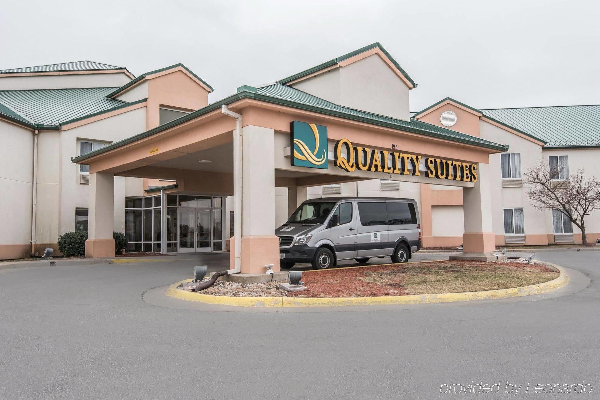 Quality Suites Kansas City International Airport מראה חיצוני תמונה