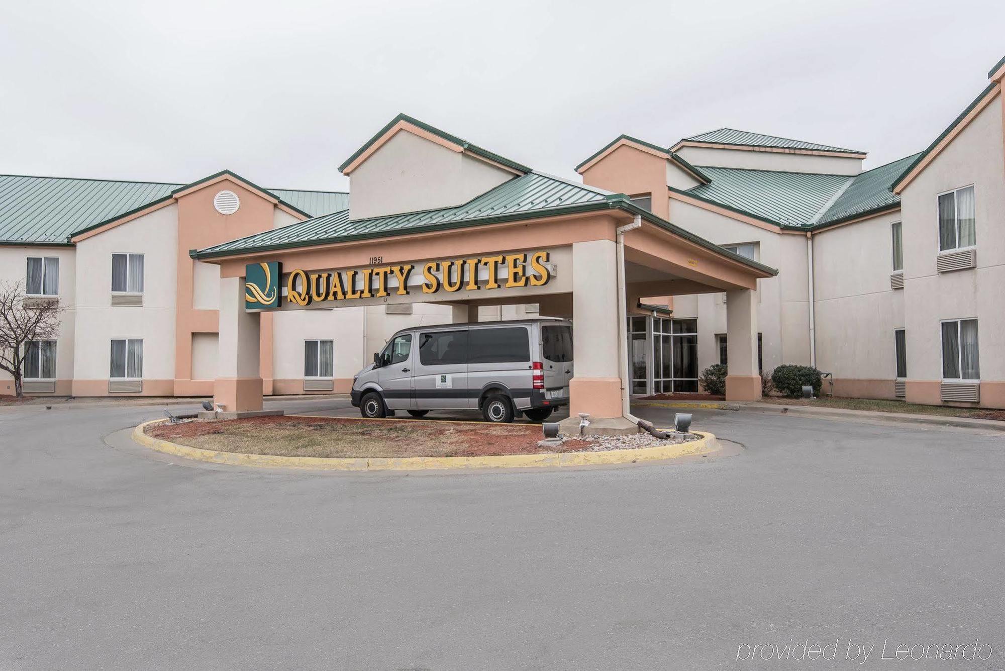 Quality Suites Kansas City International Airport מראה חיצוני תמונה