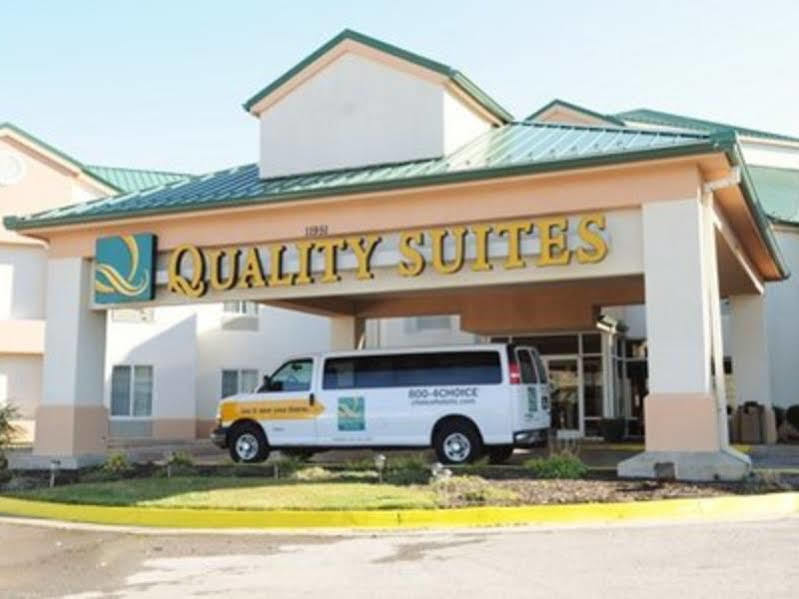 Quality Suites Kansas City International Airport מראה חיצוני תמונה